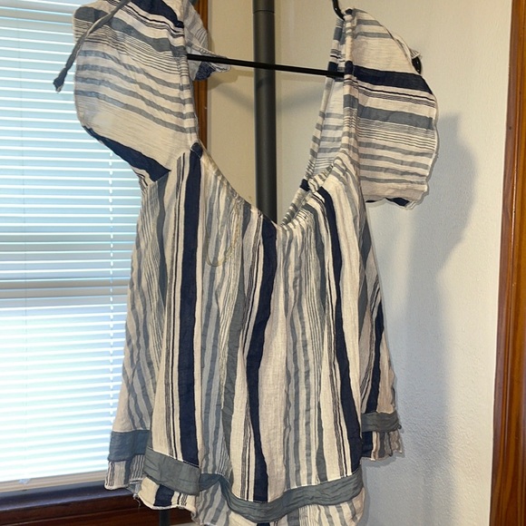 Off shoulder too - Picture 1 of 2